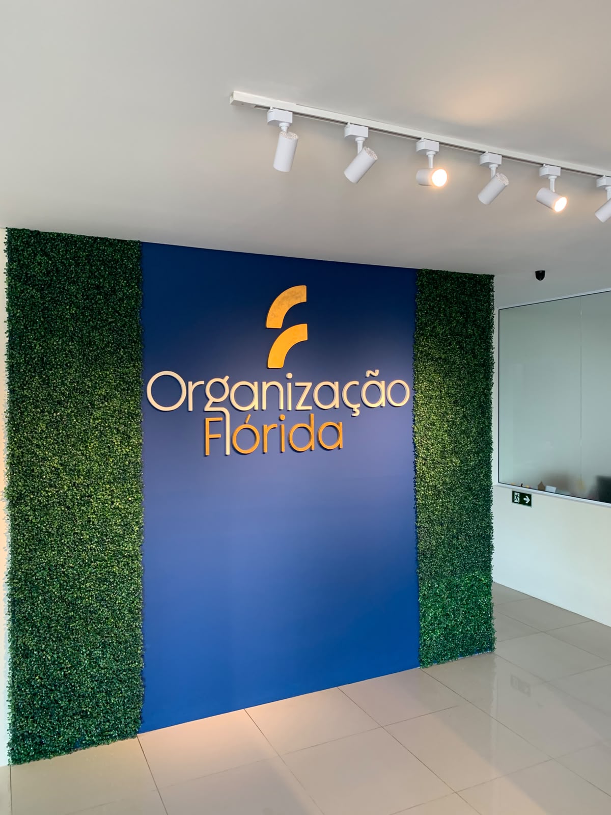 Painel com a marca Organização Flórida no escritório em Flórida Paulista