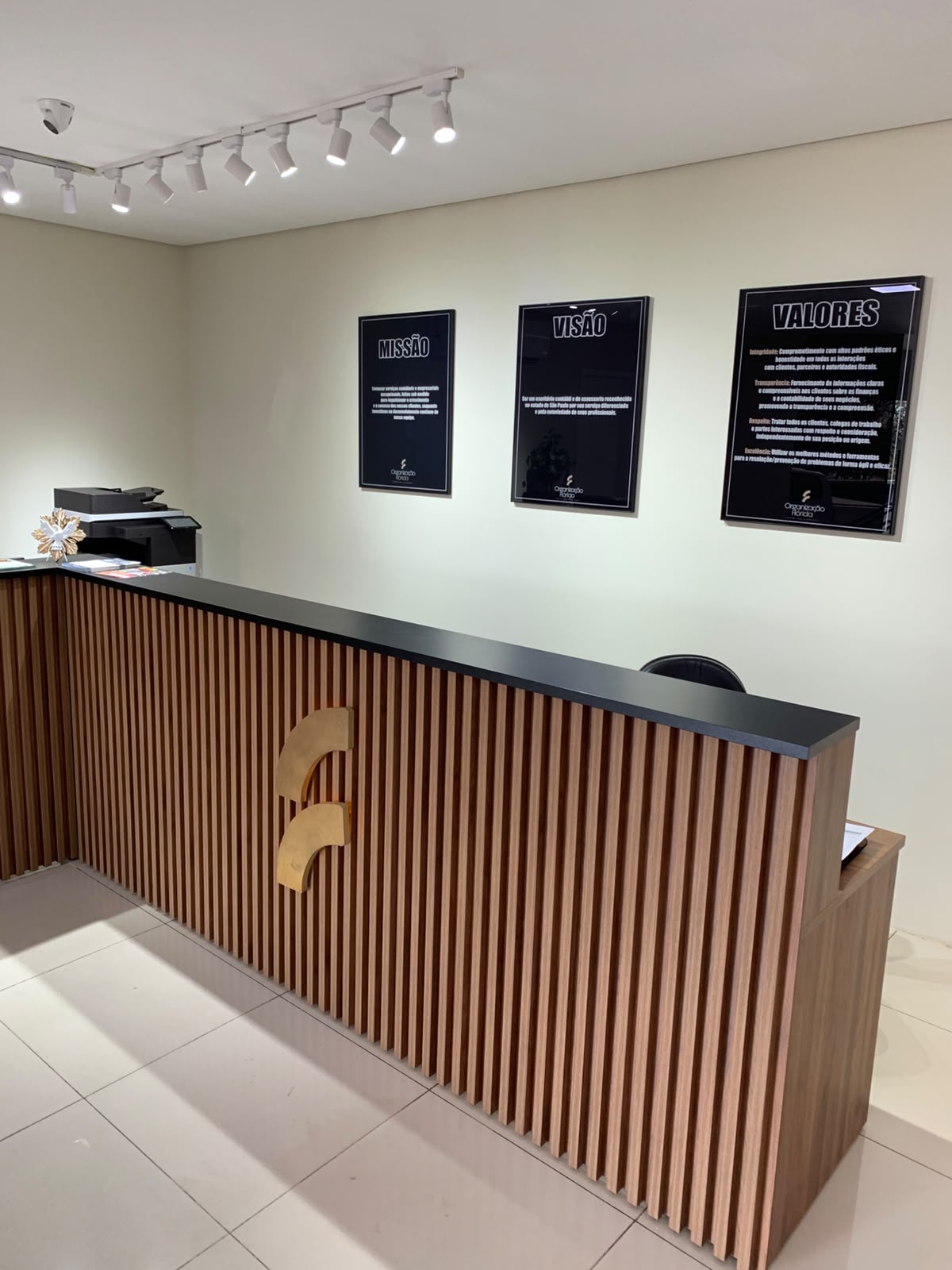 Recepção e balcão de atendimento da Organização Flórida